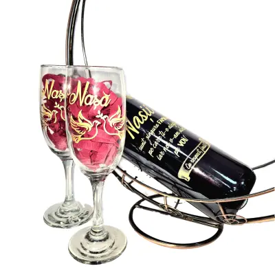 Nasii sunt singura familie, suport din metal cu sticla vin personalizata cu mesaj si 2 pahare personalizate nas si nasa